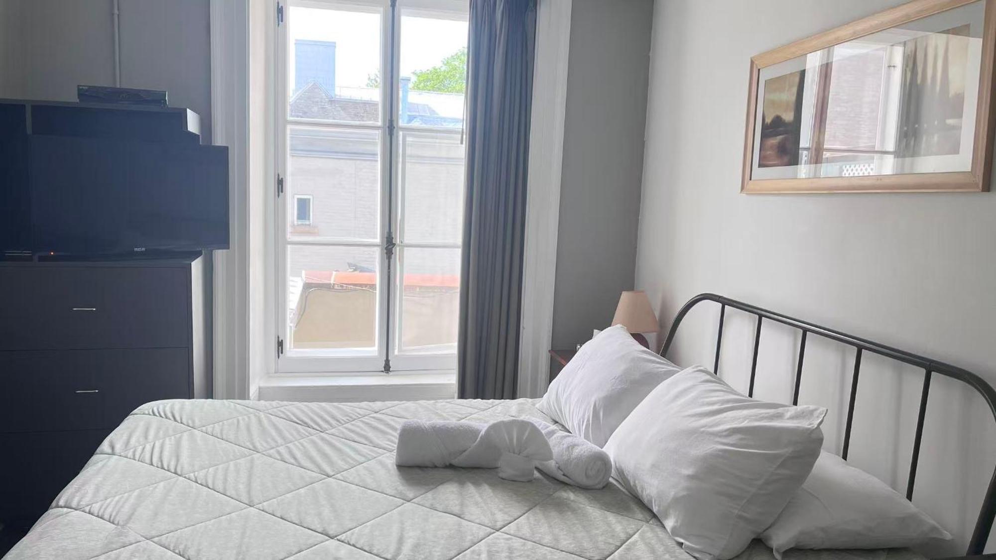 Chambre Lit Queen-Size avec Salle de Bains Privative